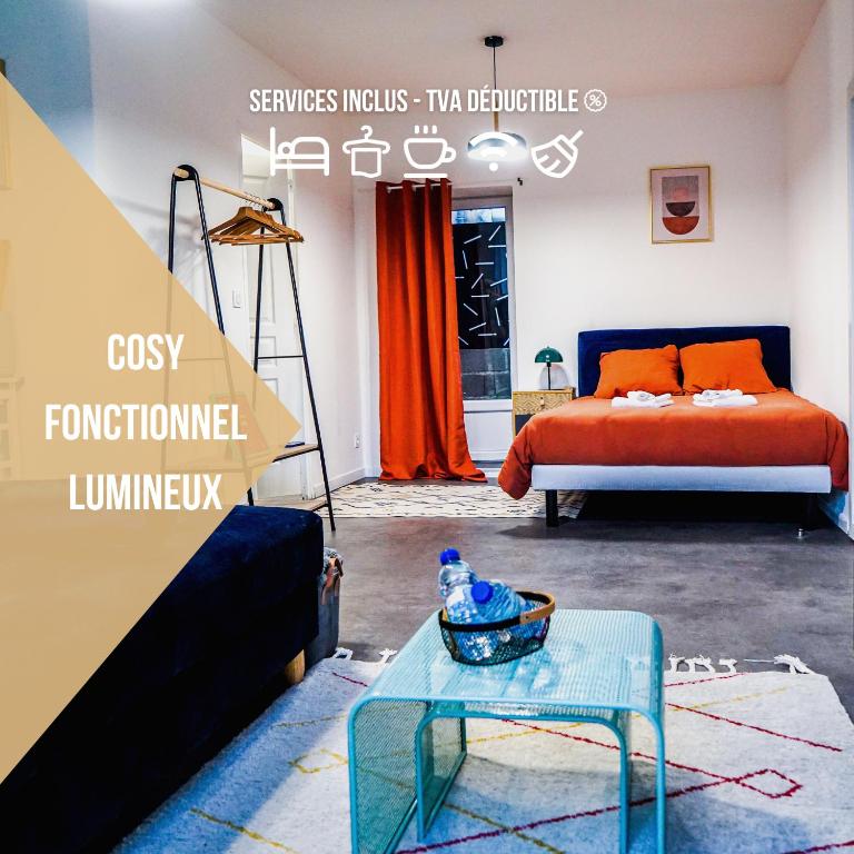 Cette chambre comprend un lit et une table en verre. dans l'établissement Le Petit Faubourg • Fibre • Proche Centre-Ville, à Châteauroux