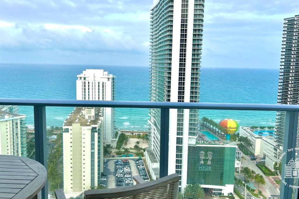 vistas al océano desde el balcón de un edificio en Luxury apartment with endless ocean views -Daily resort fee and parking not included- en Hollywood