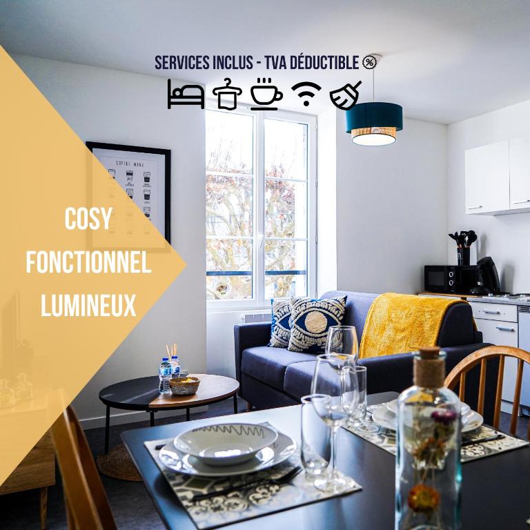 un salon avec un canapé et une table dans l'établissement Le Petit Marin • Cosy • Netflix & Wifi • Proche Centre-Ville, à Châteauroux