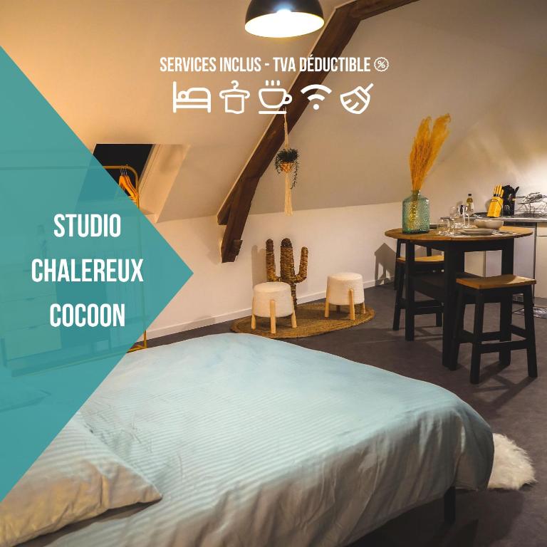 a room with a bed and a dining room at Le Nid • Cocoon • Netflix • Proche Centre-Ville in Châteauroux