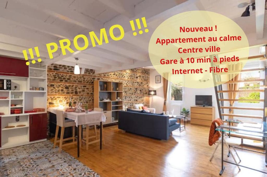 un salon avec une table et une salle à manger dans l'établissement Le Chaleureux - Un bijou de Toulouse - So Cozy, à Toulouse