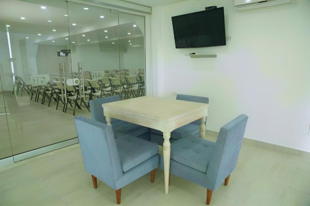 TV a/nebo společenská místnost v ubytování HOTEL HABANA REAL