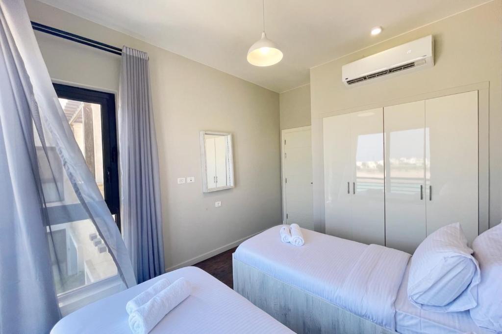 Postel nebo postele na pokoji v ubytování Poised & Pearly 3 BDR Villa Cyan El Gouna
