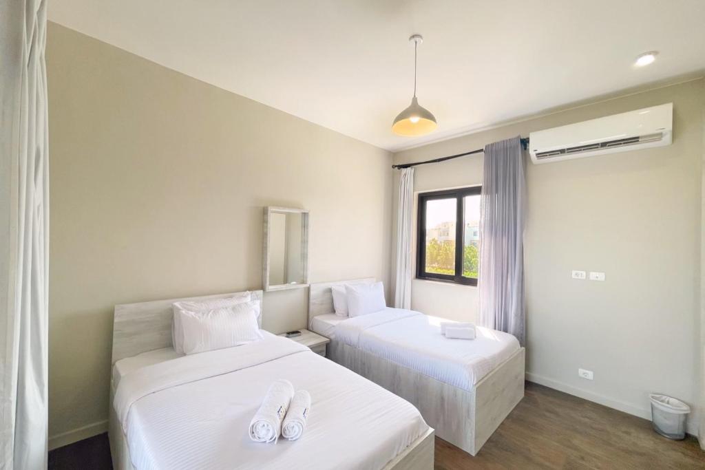 Postel nebo postele na pokoji v ubytování Poised & Pearly 3 BDR Villa Cyan El Gouna