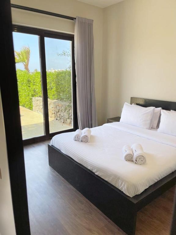 Postel nebo postele na pokoji v ubytování Poised & Pearly 3 BDR Villa Cyan El Gouna