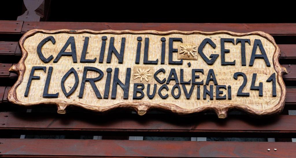 ein Schild an der Seite eines Gebäudes in der Unterkunft Casa Calin in Câmpulung Moldovenesc