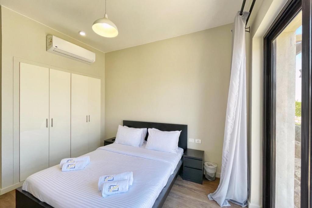 Postel nebo postele na pokoji v ubytování Poised & Pearly 3 BDR Villa Cyan El Gouna