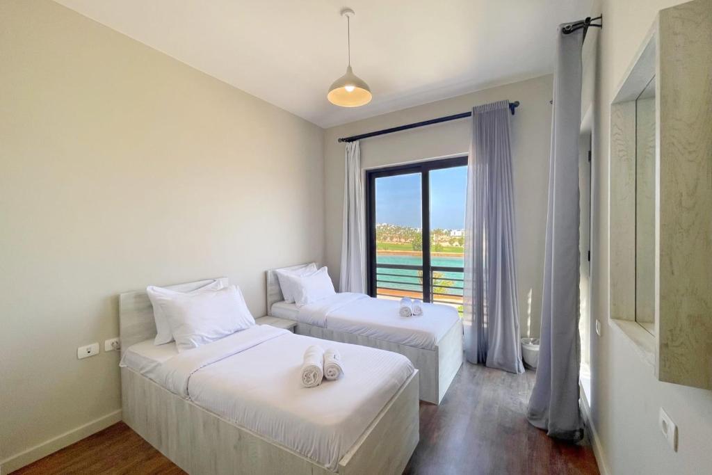 Postel nebo postele na pokoji v ubytování Poised & Pearly 3 BDR Villa Cyan El Gouna