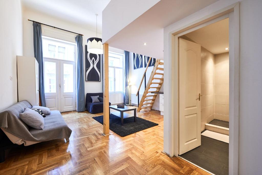 Large apartment for groups City center dist. VII 1072 Budapest, 35 Klauzál utca 1st floor/ 12 door number kép - 1