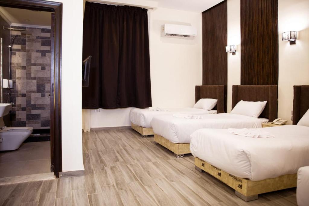 Postel nebo postele na pokoji v ubytování Tourist palace