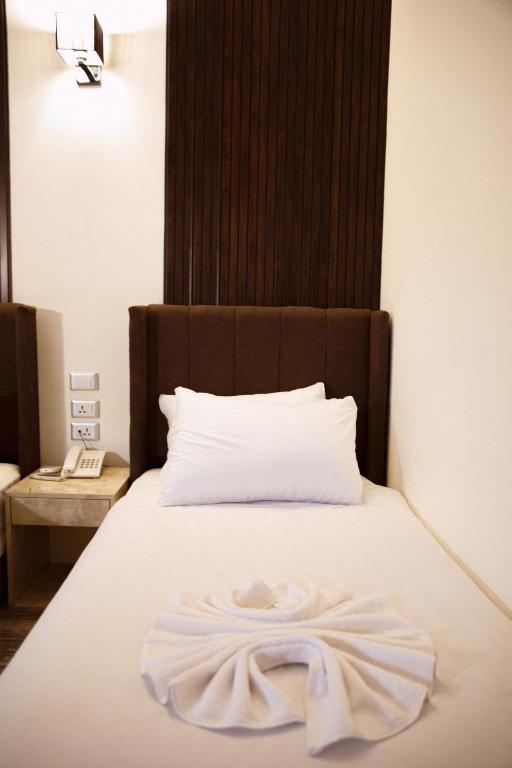 Postel nebo postele na pokoji v ubytování Tourist palace