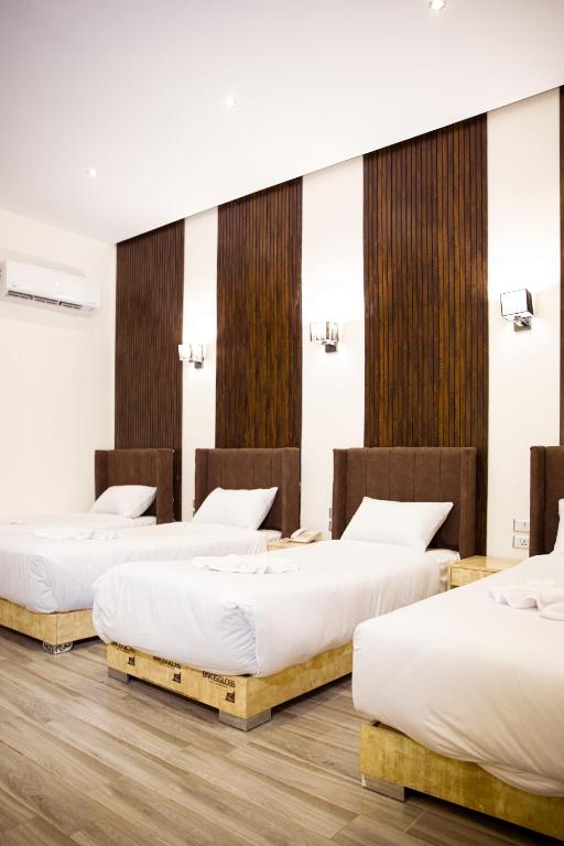 Postel nebo postele na pokoji v ubytování Tourist palace