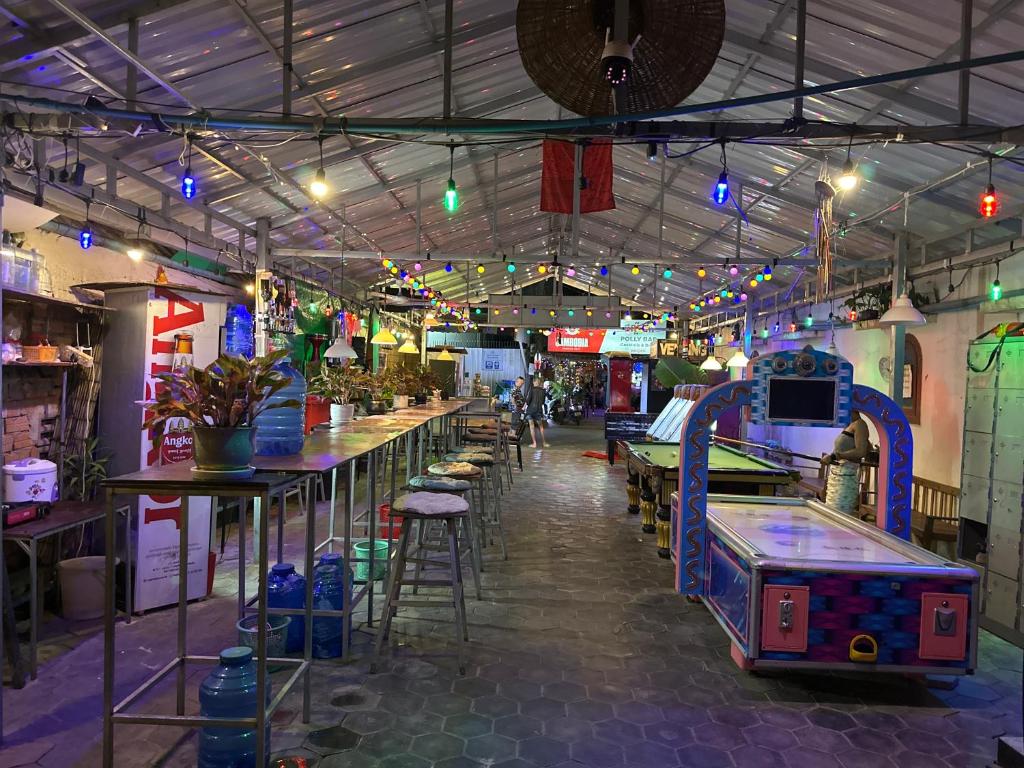 ein Zimmer mit Tischen und Stühlen und bunten Lichtern in der Unterkunft Khmer rooms in Siem Reap