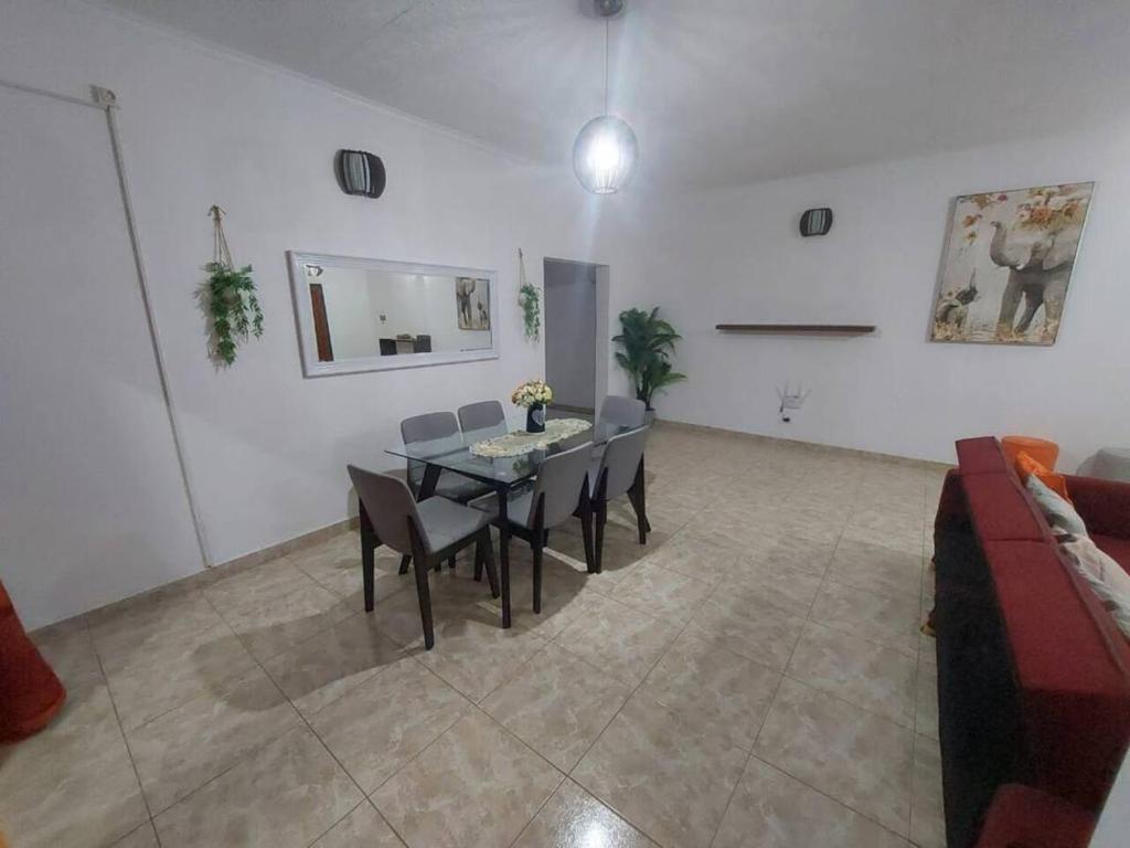 una sala da pranzo con tavolo, sedie e divano di Appartements Haut de Guégué a Libreville