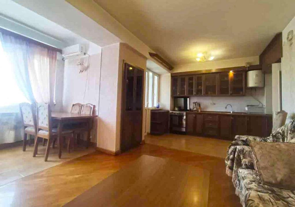 eine Küche und ein Wohnzimmer mit einem Tisch und einem Sofa in der Unterkunft 3 room apartment in small center of Yerevan in Yerevan