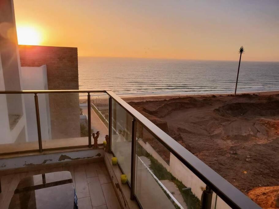 una vista sull'oceano da un balcone di una casa di Stylish apartment with sea view a Salé