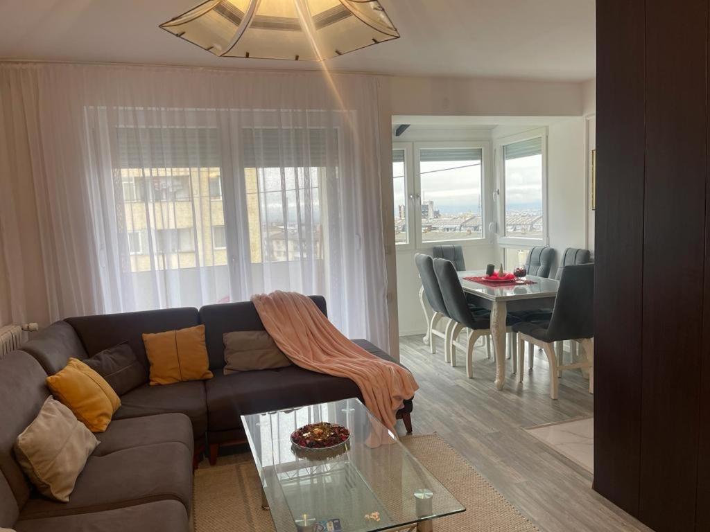 un soggiorno con un divano e un tavolo di Dielli Apartment New a Pristina