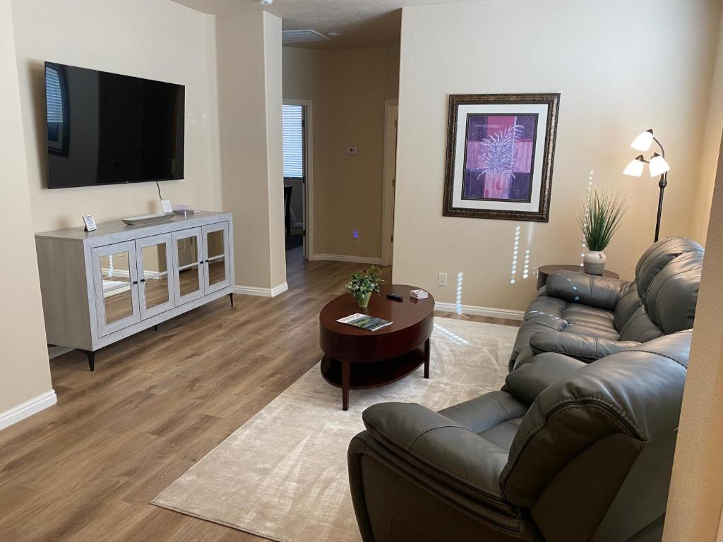 un soggiorno con divani e TV a schermo piatto di Luxurious Condo at the Springs by Cool Properties a Mesquite