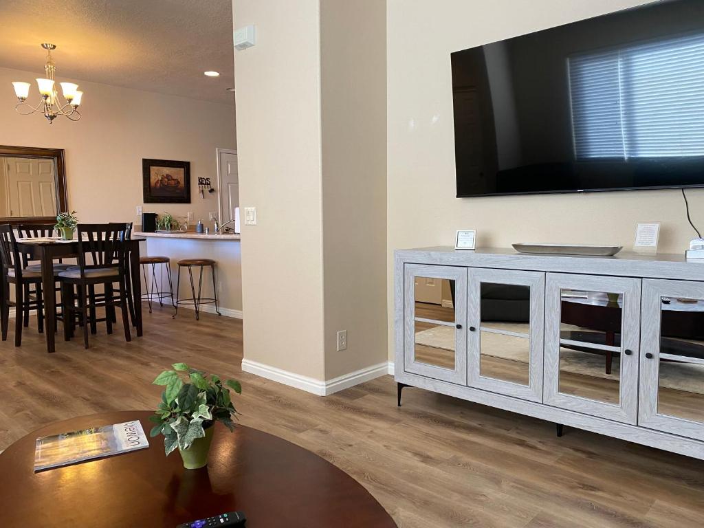 Luxurious Condo at the Springs by Cool Properties - Appartement De Deux Chambres