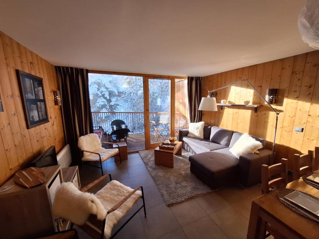 un salon avec un canapé et une table dans l'établissement Duplex La Plagne - Montchavin, 4 Pièces, 3 chambres, à La Plagne Tarentaise