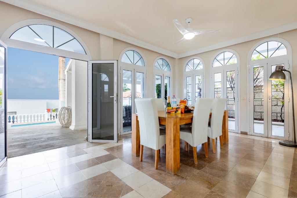 Fotografie z fotogalerie ubytování VILLA OCEAN PALM, HEATED Pool! v destinaci Adeje