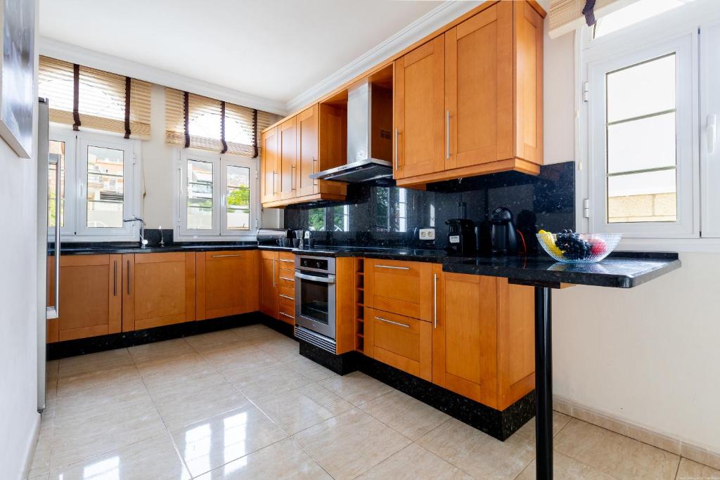 Kuchyň nebo kuchyňský kout v ubytování VILLA OCEAN PALM, HEATED Pool!