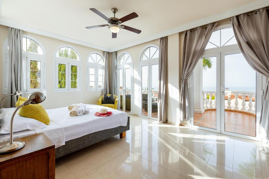 Postel nebo postele na pokoji v ubytování VILLA OCEAN PALM, HEATED Pool!