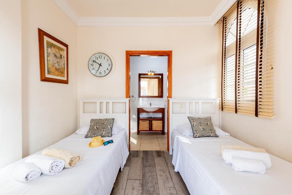 Postel nebo postele na pokoji v ubytování VILLA OCEAN PALM, HEATED Pool!