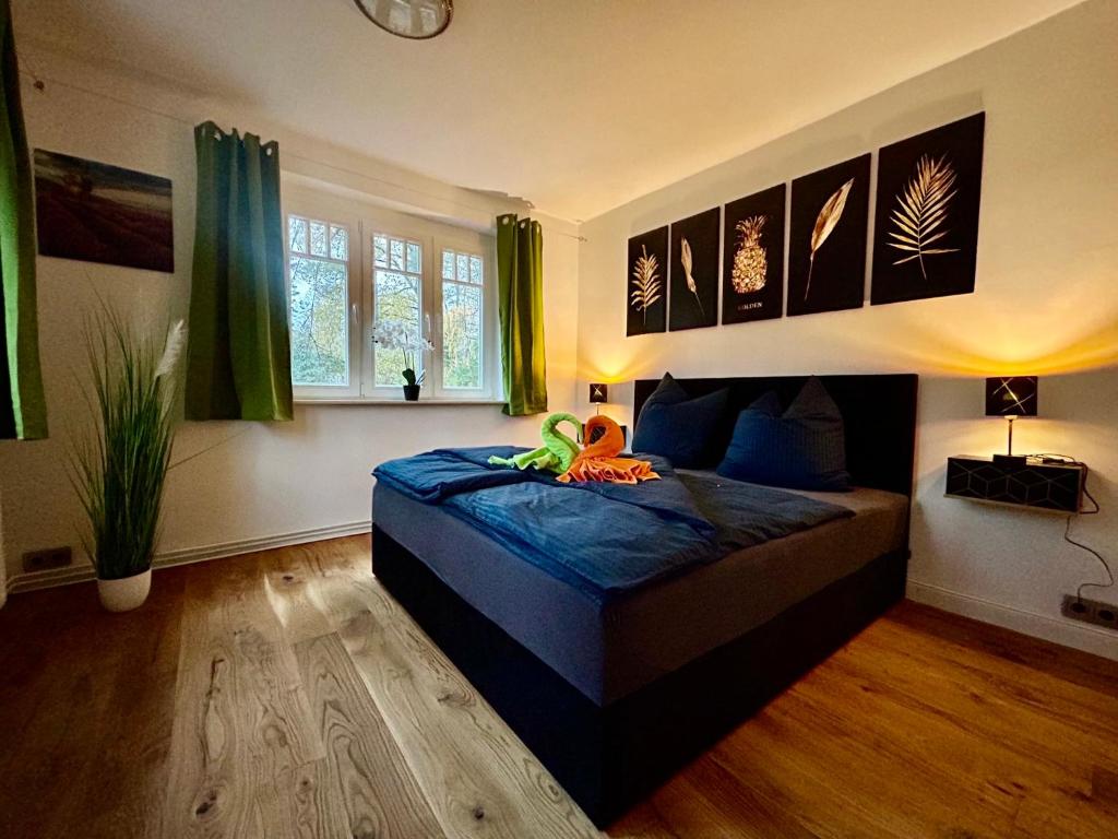 ein Schlafzimmer mit einem Bett mit einem ausgestopften Tier darauf in der Unterkunft Ferienhaus im Grünen mit Kamin in Oranienburg