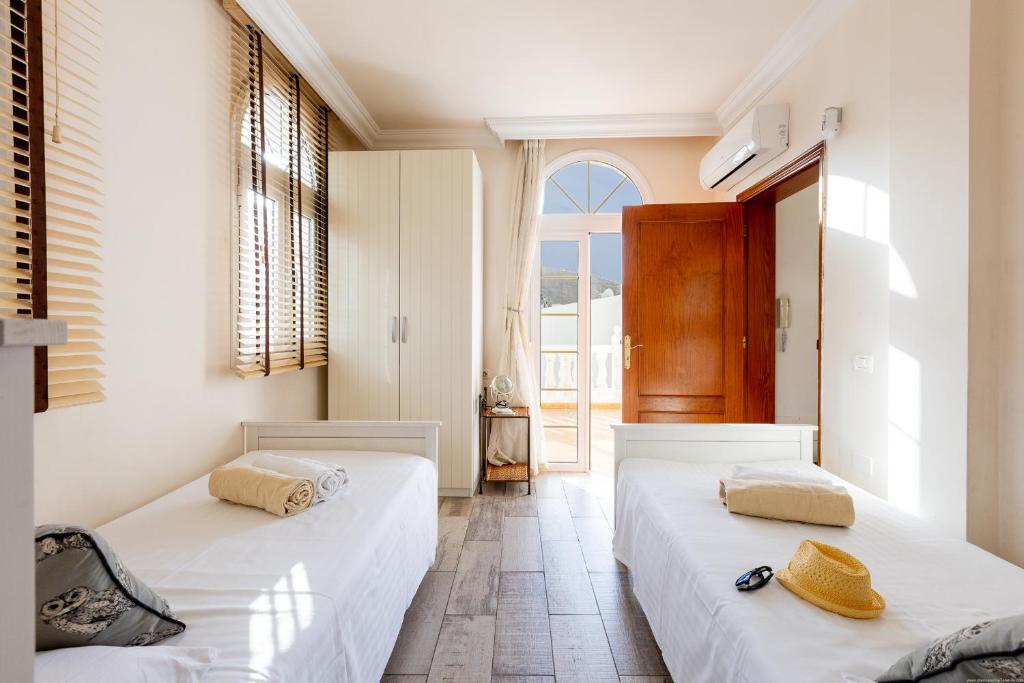 Postel nebo postele na pokoji v ubytování VILLA OCEAN PALM, HEATED Pool!