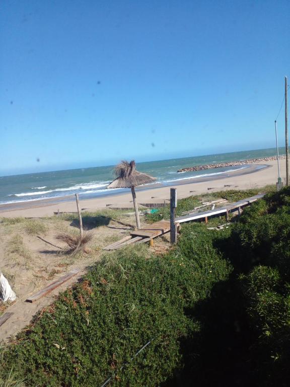 einen Strand mit dem Ozean im Hintergrund in der Unterkunft Casa del mar in Balneario Mar Chiquita