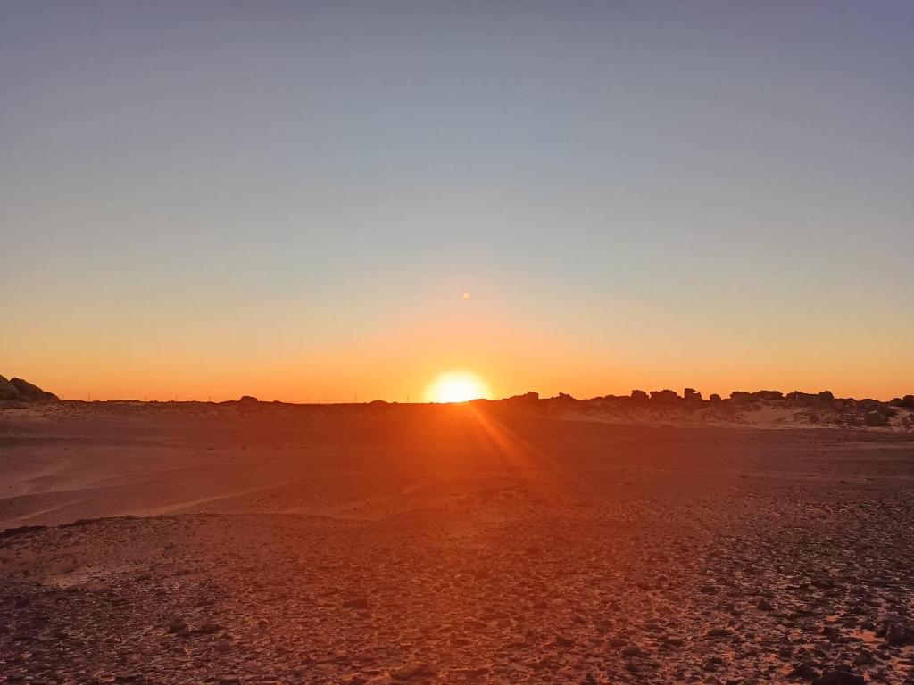 Alba o tramonto visti dall'interno dell'affittacamere o dai dintorni