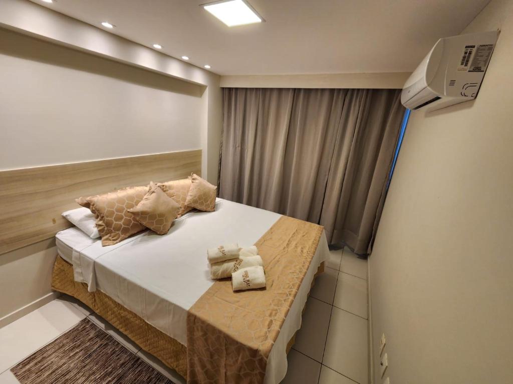 a small room with a bed and a fan at Tambaú Israel Flat 217 - Beira mar in João Pessoa