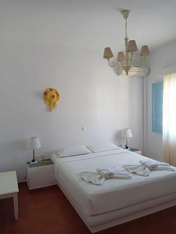 Postel nebo postele na pokoji v ubytování Anemousa Hotel