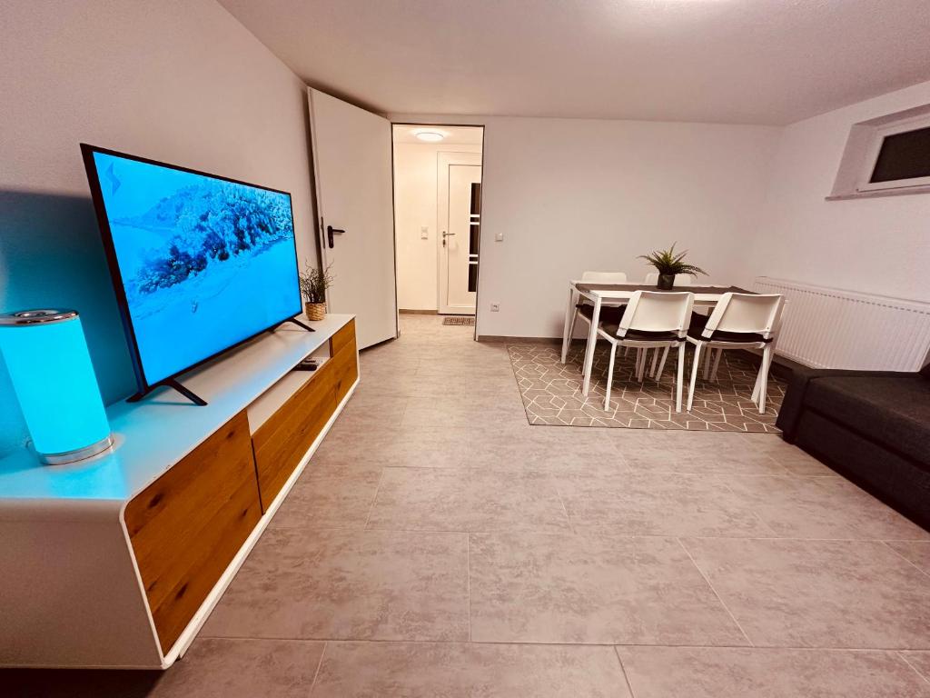 ein Wohnzimmer mit einem Flachbild-TV auf einem Entertainment-Center in der Unterkunft Gemütliche Wohnung in Leverkusen in Leverkusen