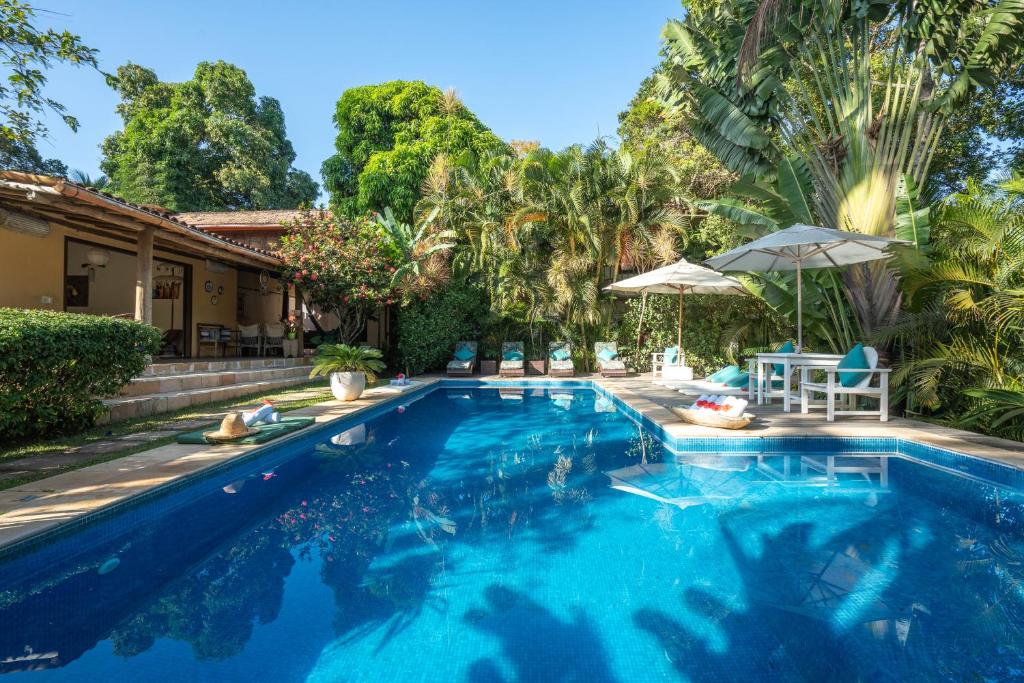 una imagen de una piscina en una casa en Pousada Jardim Das Margaridas, en Trancoso