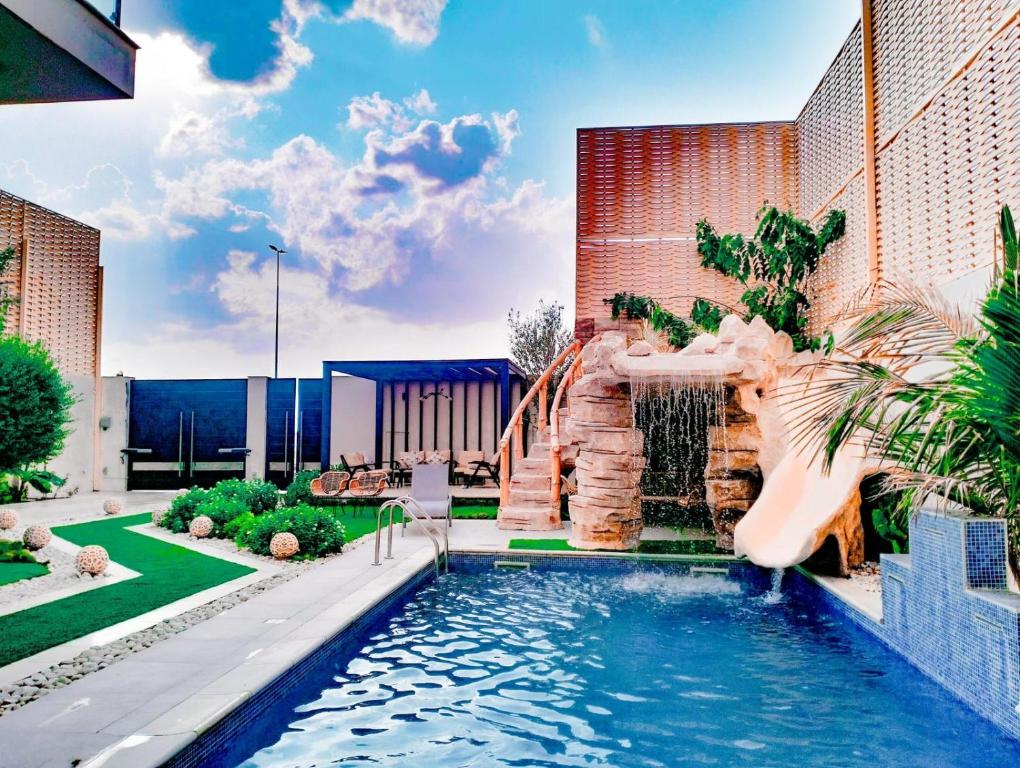 The Corner Villa - Housity