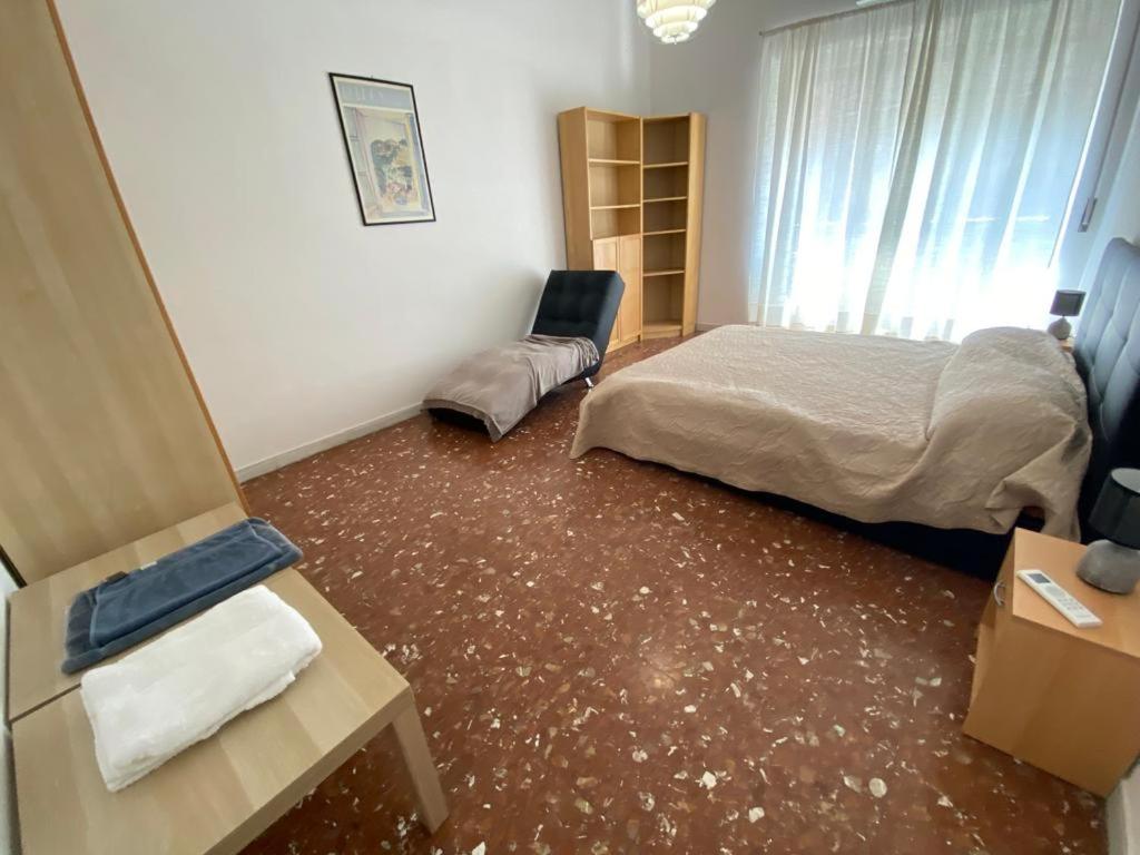 um quarto com uma cama e uma cadeira em Monteverde relax house em Roma