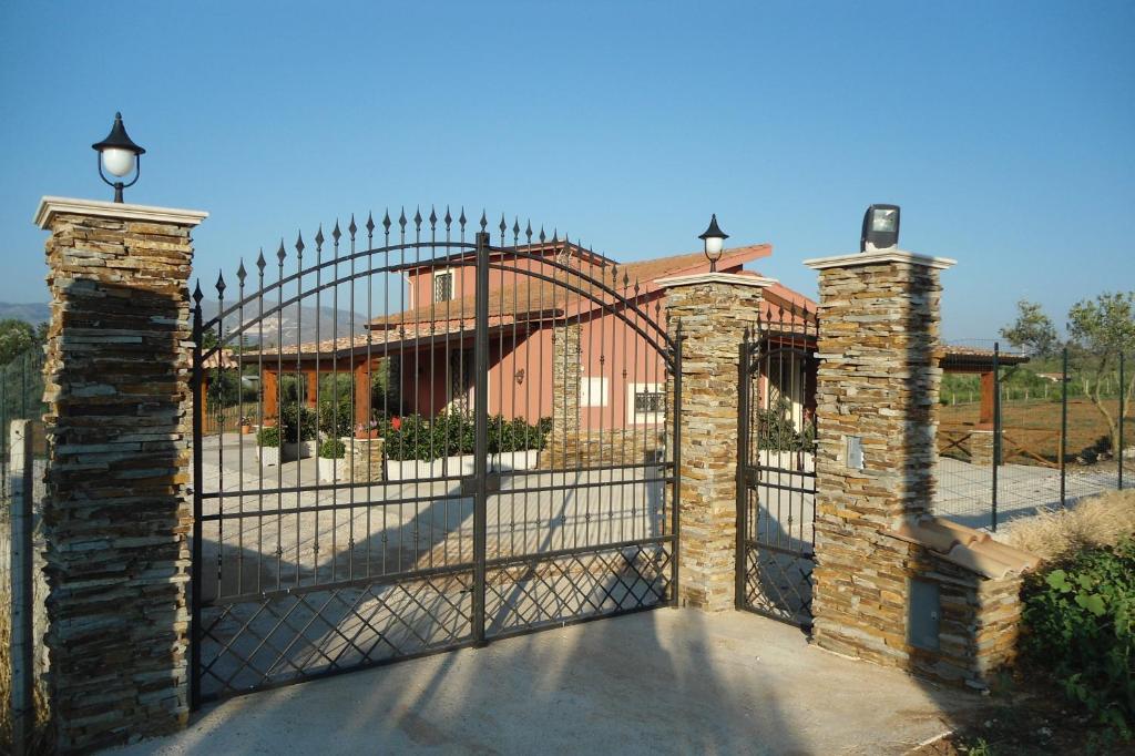バレストラーテにあるCase Vacanza Longoの家の前の鉄門