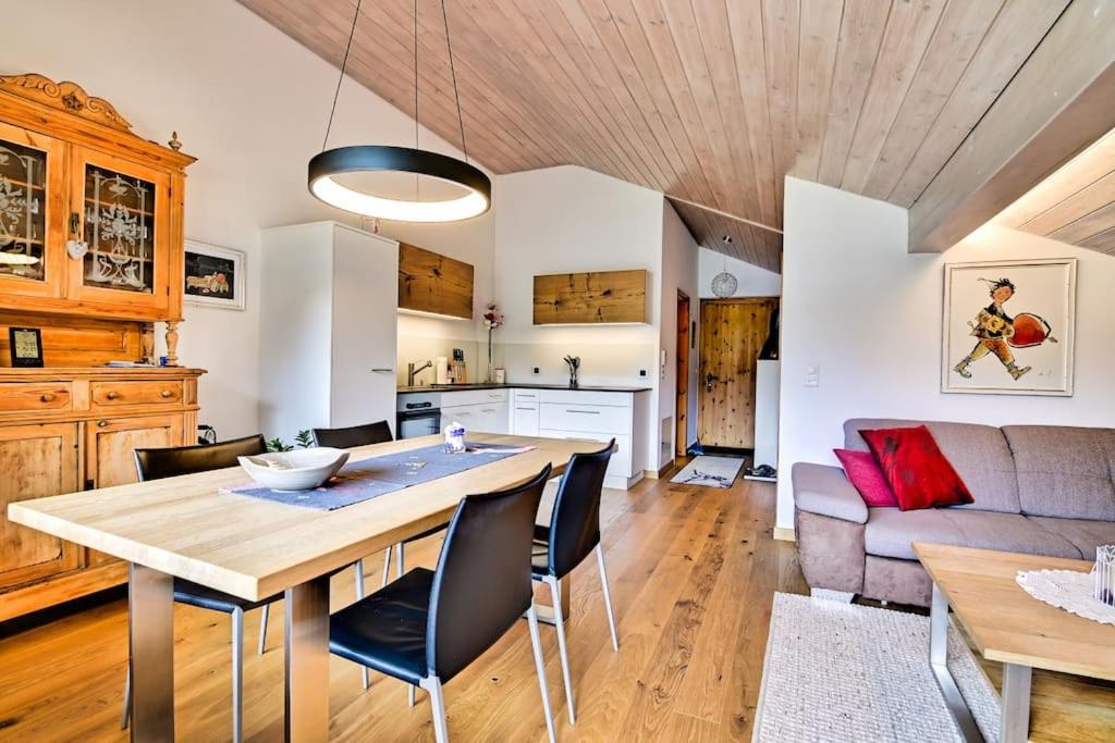 eine Küche und ein Wohnzimmer mit einem Tisch und Stühlen in der Unterkunft Stilvolle 2.5 Zimmer Wohnung nähe Skigebiet in Savognin