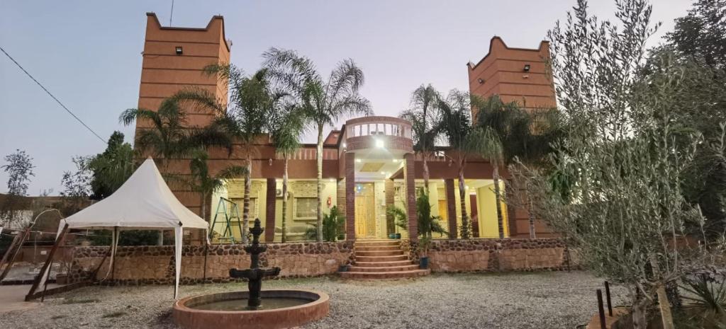 un edificio con una tienda blanca delante de él en Riad Khadija: Relax & Explore, en Taroudant