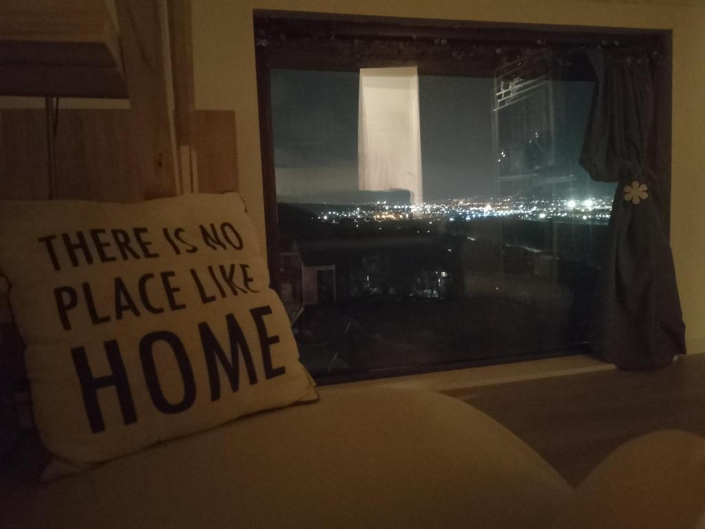 DezmirにあるApartament with nice city viewのベッドルーム1室(窓、枕付)