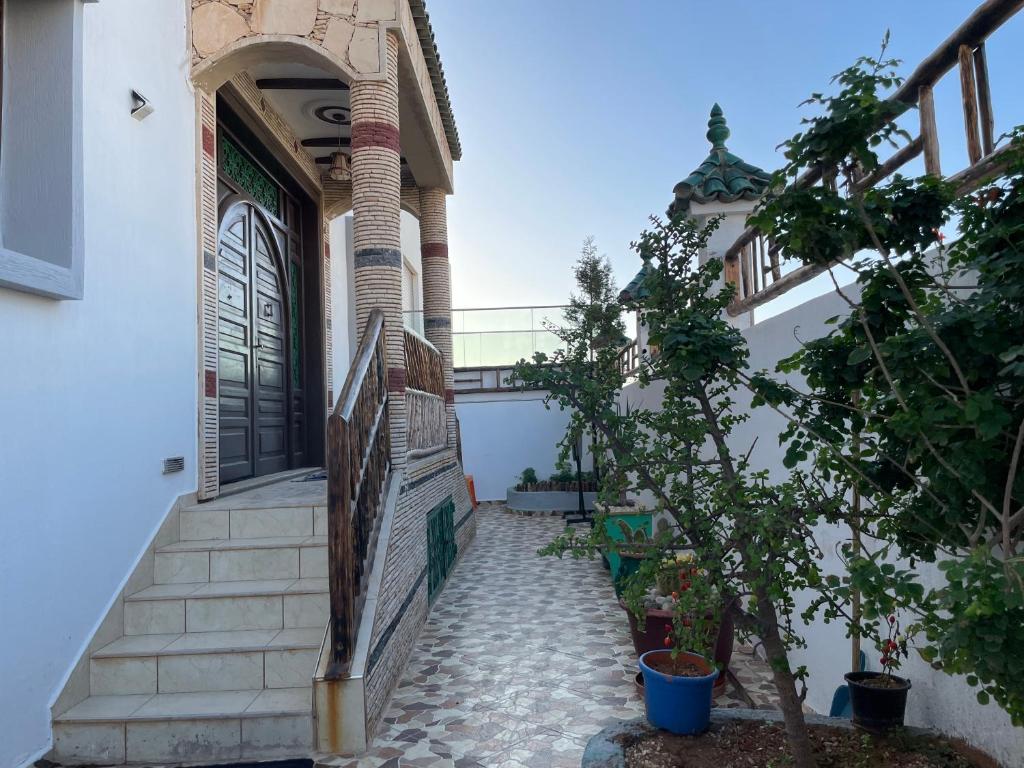 an entrance to a house with stairs and a door at Villa de l'ermitage in Imsouane