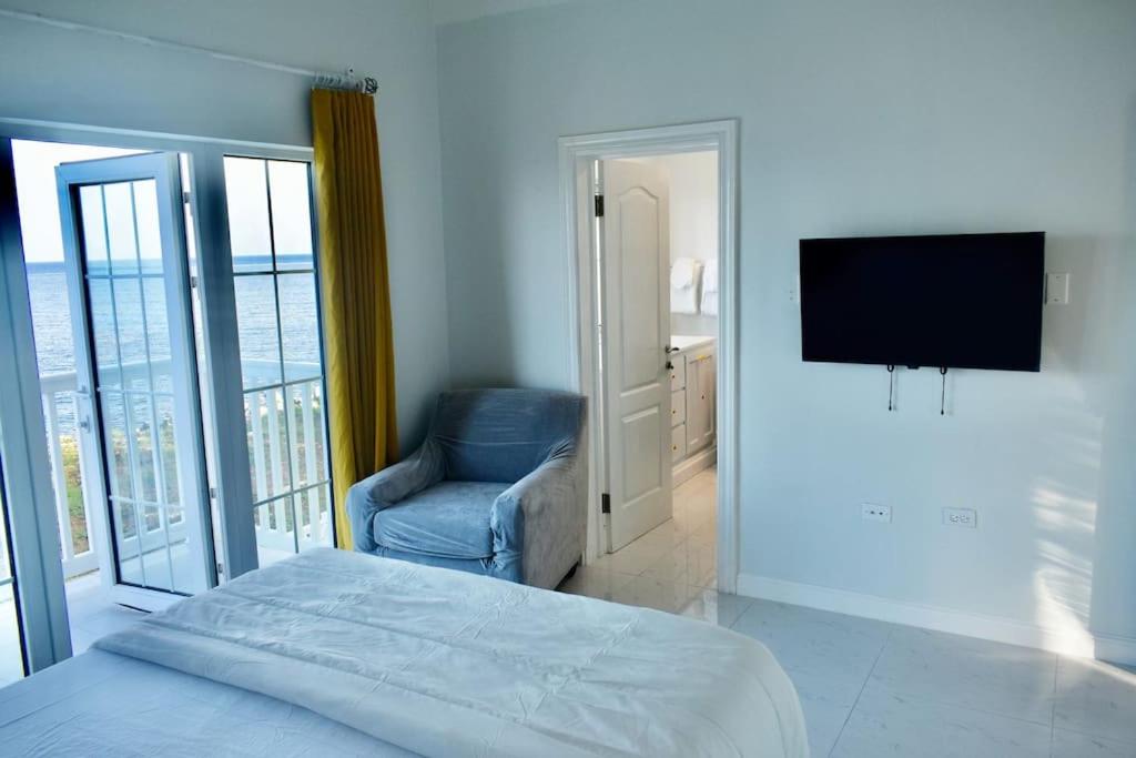 TV a/nebo společenská místnost v ubytování Irie Vibes Ocean View