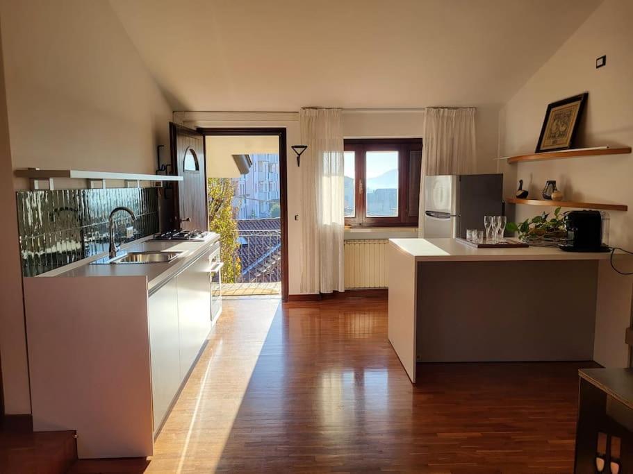 una cucina con elettrodomestici bianchi e pavimenti in legno di Sentirsi a casa a Chiampo