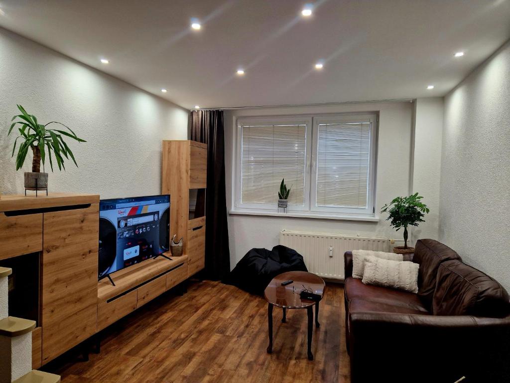 ein Wohnzimmer mit einem Sofa und einem Flachbild-TV in der Unterkunft Apartmán Siesta in Poprad