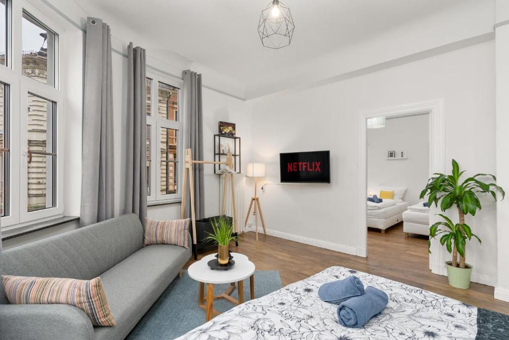 un soggiorno con divano e tavolo di HOMEY Apartments - im Viertel mit Parkplatz a Brema