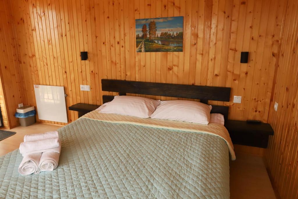 um quarto com uma cama com duas toalhas em Заміський комплекс відпочинку Bochka em Khotinovka