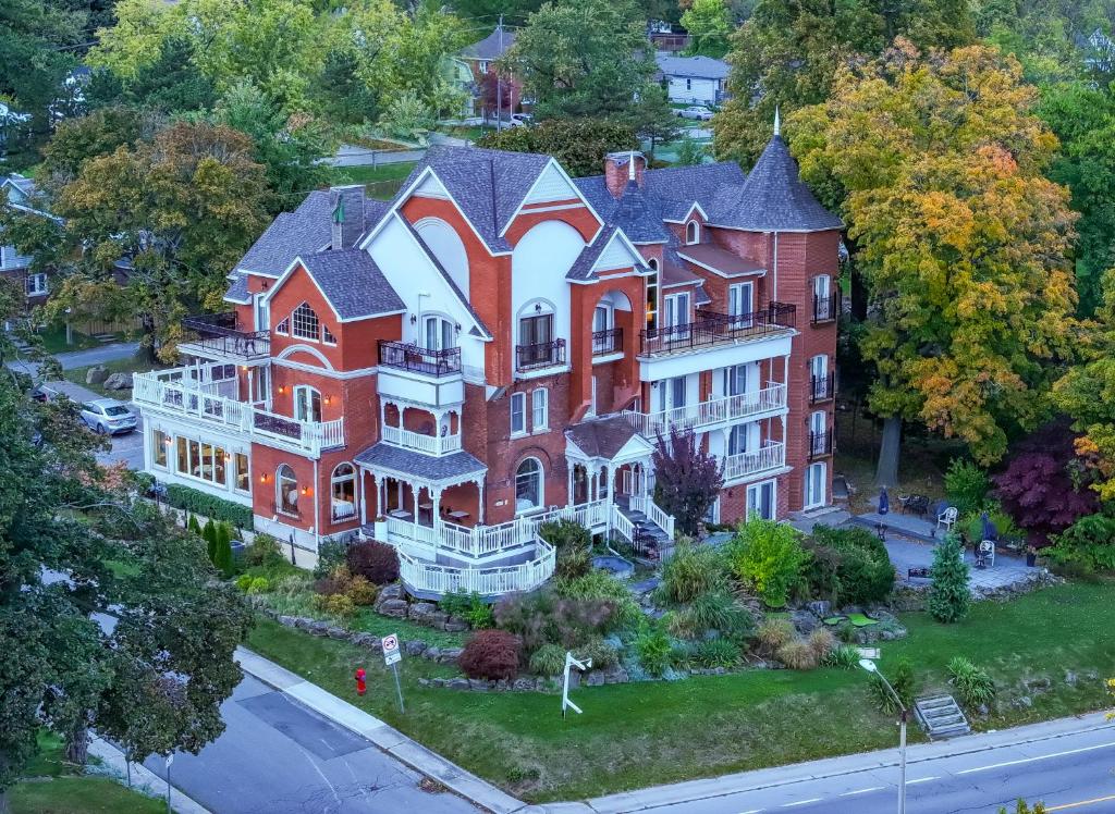 - une vue aérienne sur une grande maison dans l'établissement Niagara Grandview Boutique Hotel, à Niagara Falls