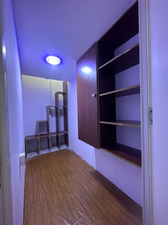 een kamer met een kast met stoelen en een spiegel bij Partations For Rent in Dubai